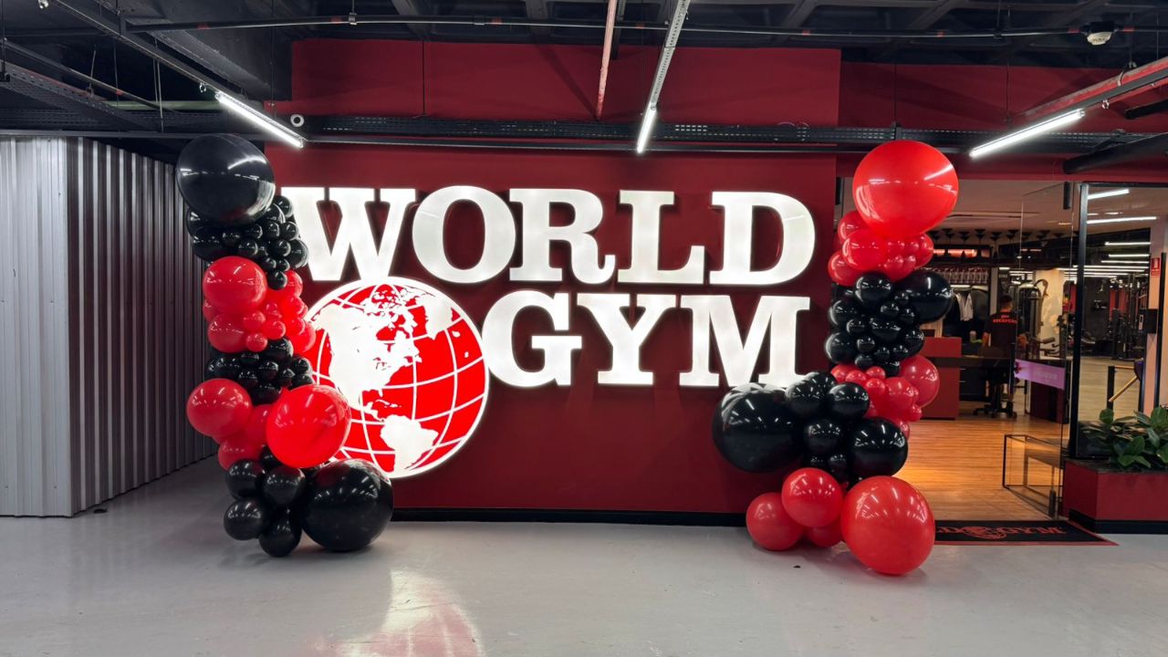 Fachada interna com letras caixa iluminadas brancas para World Gym produzida pela Giga Projetos.