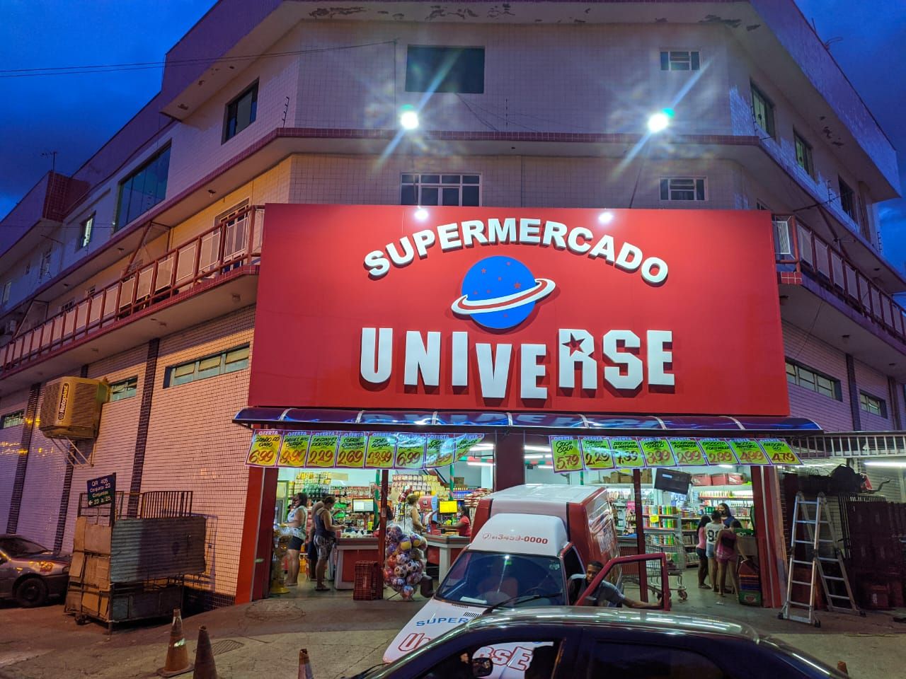 Fachada comercial vermelha em ACM com letreiro Supermercado Universe produzida pela Giga Projetos.