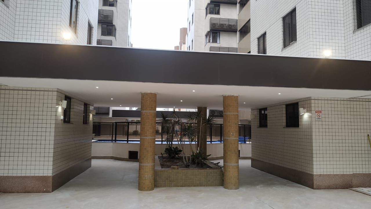 Fachada comercial em ACM grafite com letras-caixa iluminadas produzida pela Giga Projetos.