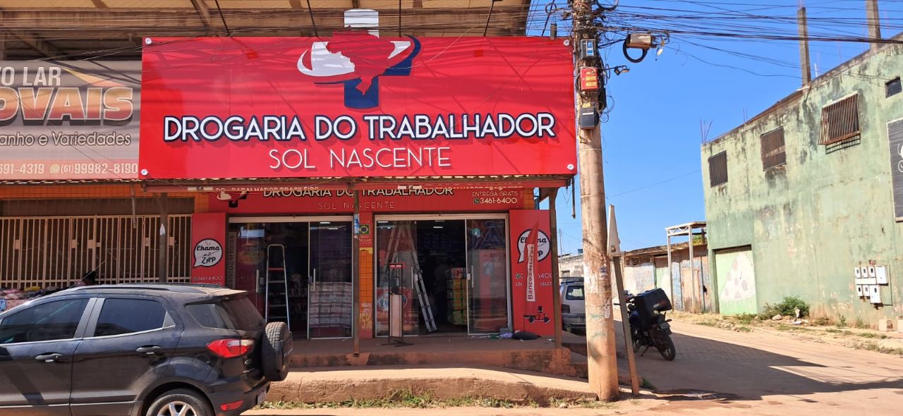 Fachada comercial Drogaria do Trabalhador em ACM vermelho com letras caixa produzida pela Giga Projetos.