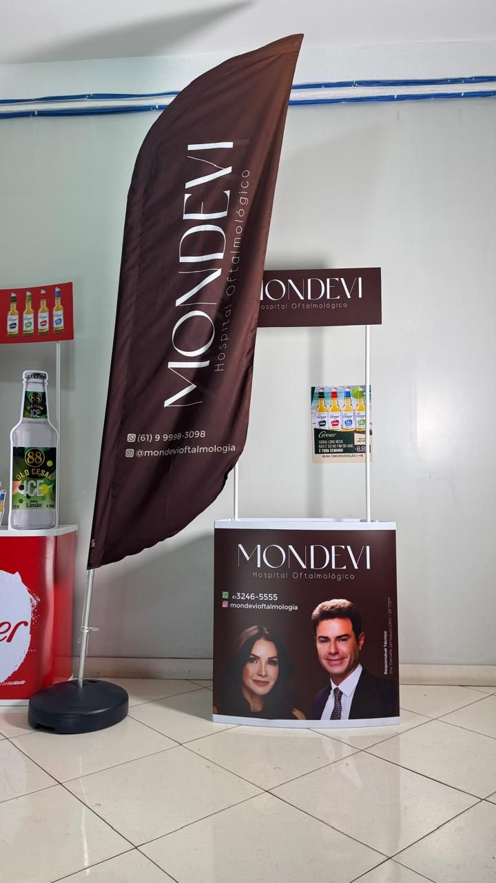 Totem de identificação com banner e balcão para Hospital Oftalmológico Mondevi produzido pela Giga Projetos.