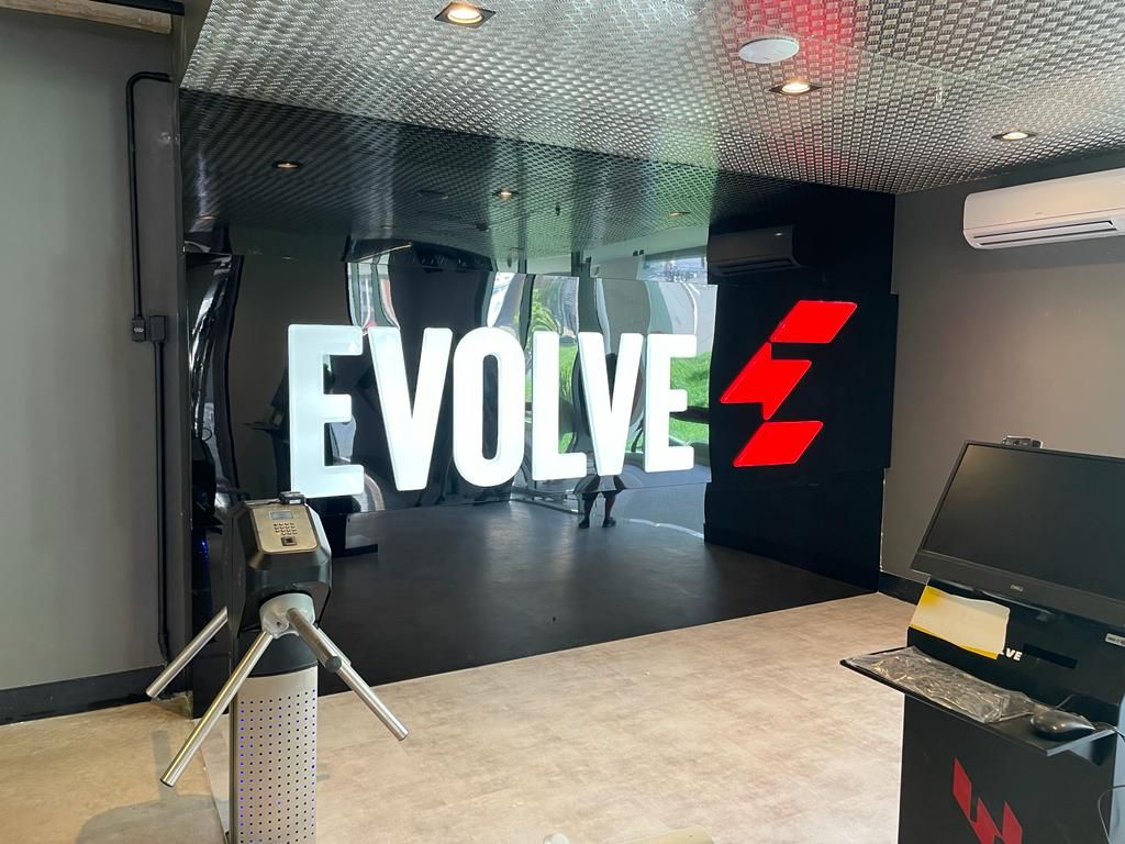 Letras caixa brancas retroiluminadas em painel preto para Evolve produzidas pela Giga Projetos.