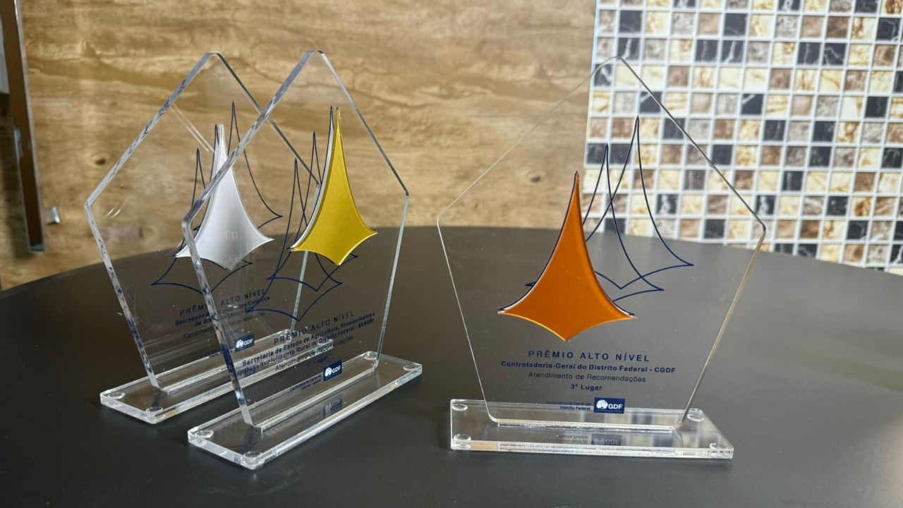 Troféus em acrílico cristal com impressão e detalhes em cores para Premiação Alto Nível produzidos pela Giga Projetos.