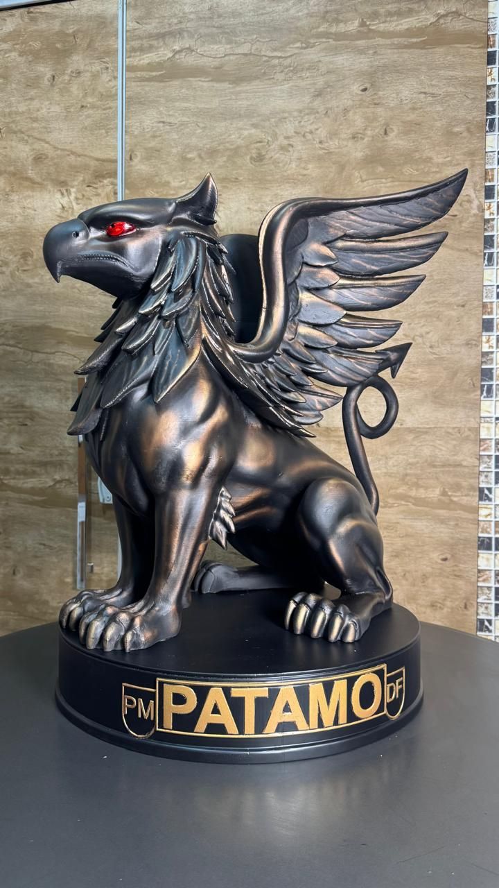 Escultura personalizada de grifo em resina com base em acrílico para PMDF PATAMO produzida pela Giga Projetos.