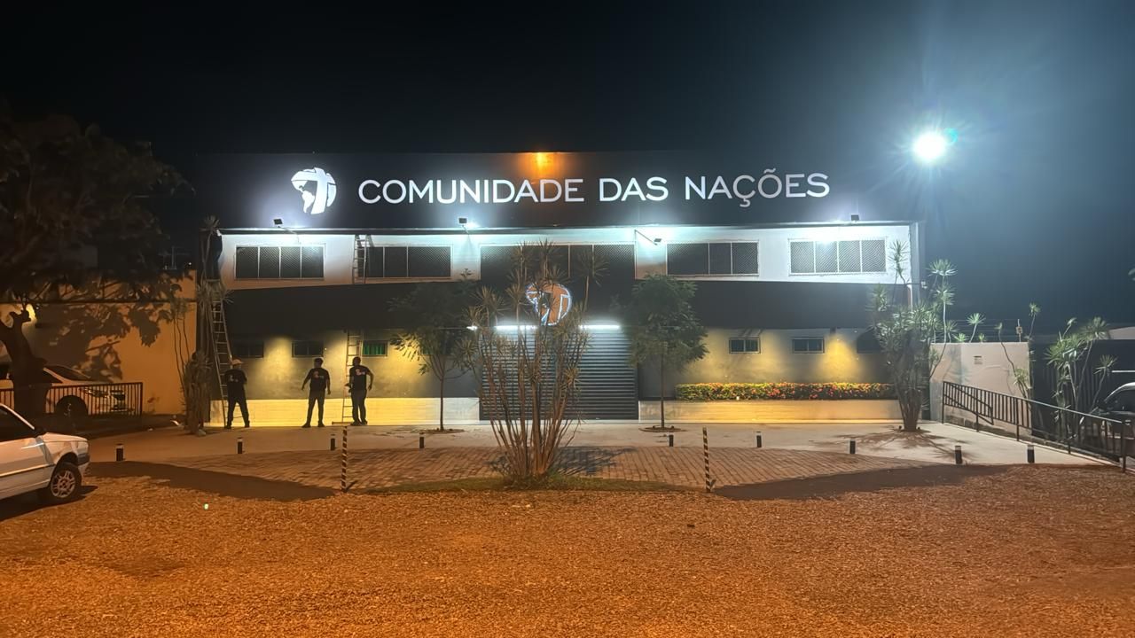 Painel institucional retroiluminado de grande porte para Comunidade das Nações produzido pela Giga Projetos.