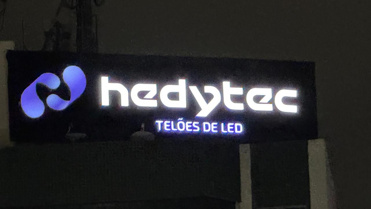 Letreiro luminoso Hedytec com letras caixa e iluminação frontal LED produzido pela Giga Projetos.