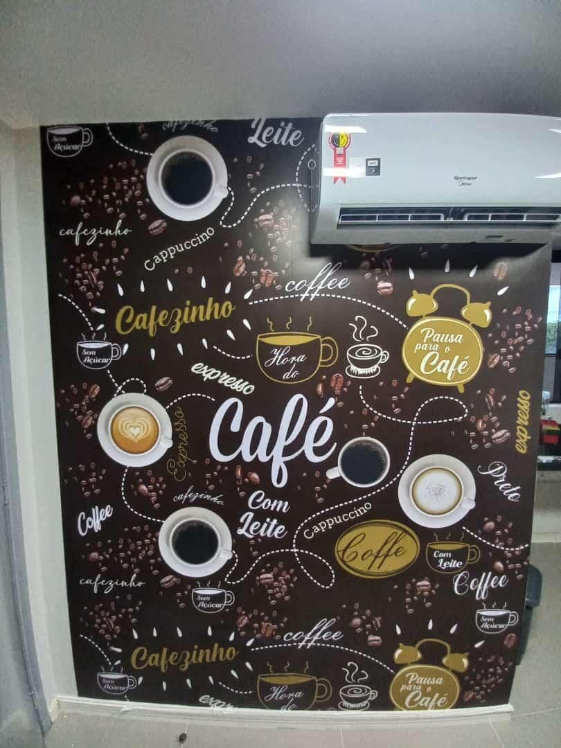 Adesivagem decorativa temática para cafeteria com ilustrações de café produzida pela Giga Projetos.