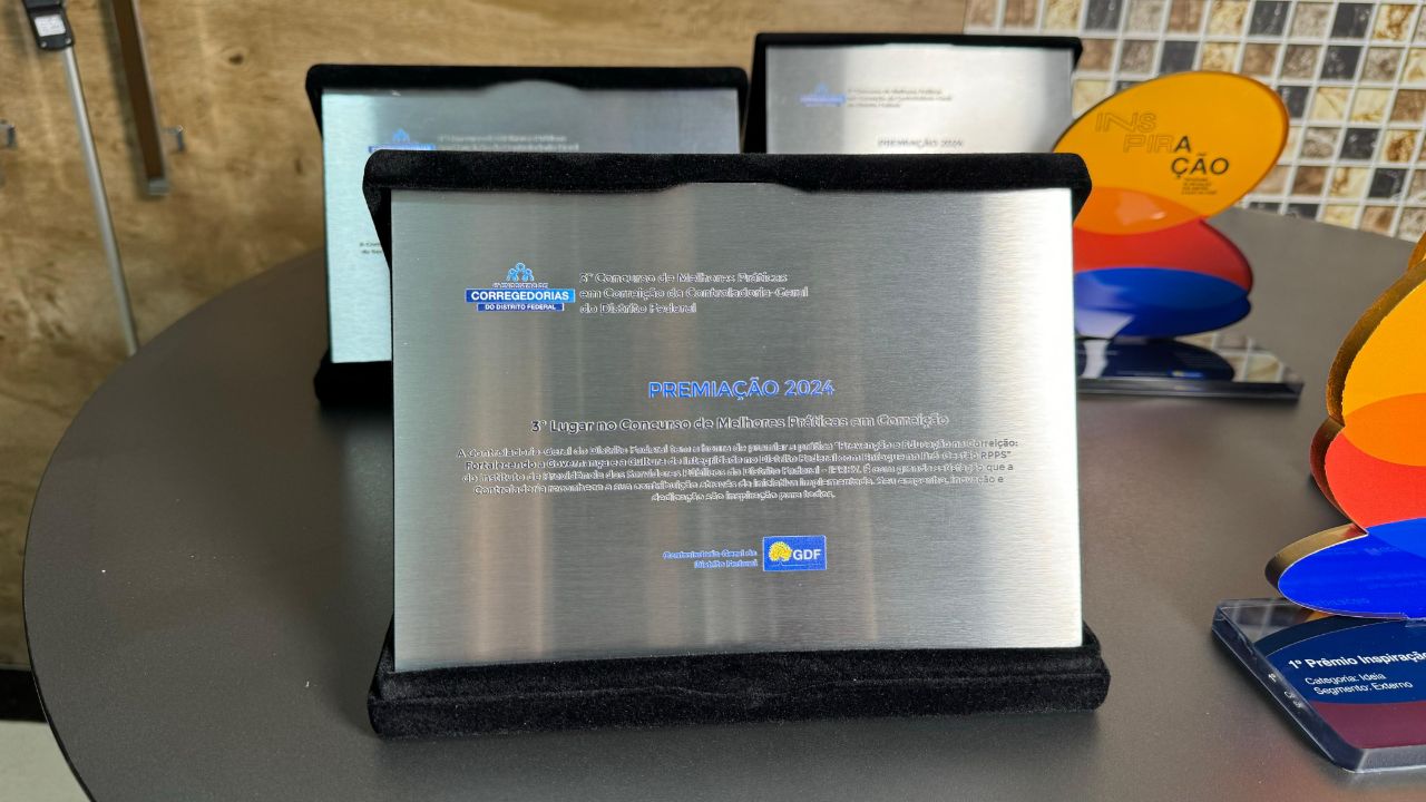 Placa de homenagem em metal com base em veludo para premiação da Controladoria-Geral do DF produzida pela Giga Projetos.
