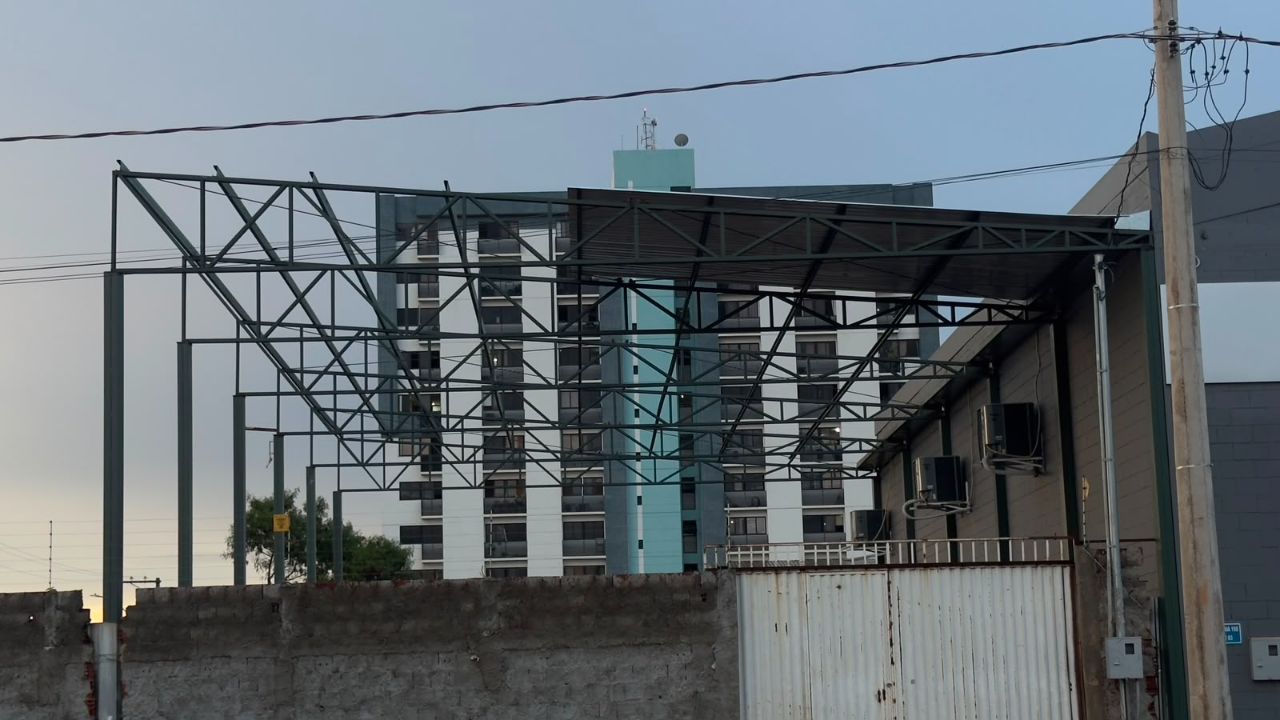 Visão externa de estrutura metálica para galpão em fase final de montagem.