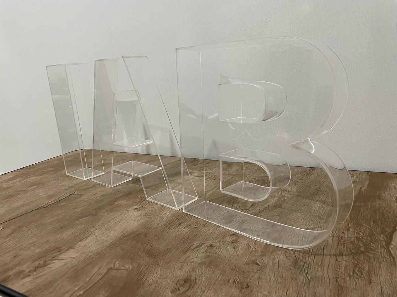 Letras caixa em acrílico transparente cristalino em fase de produção na oficina da Giga Projetos.