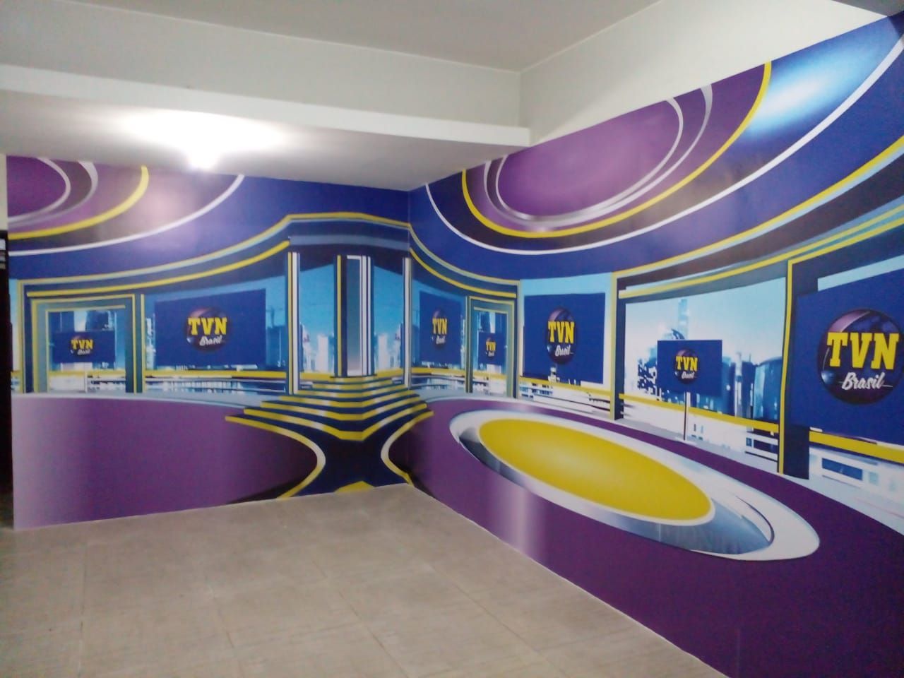 Adesivagem de estúdio de TV para TVN Brasil com painéis institucionais produzida pela Giga Projetos.