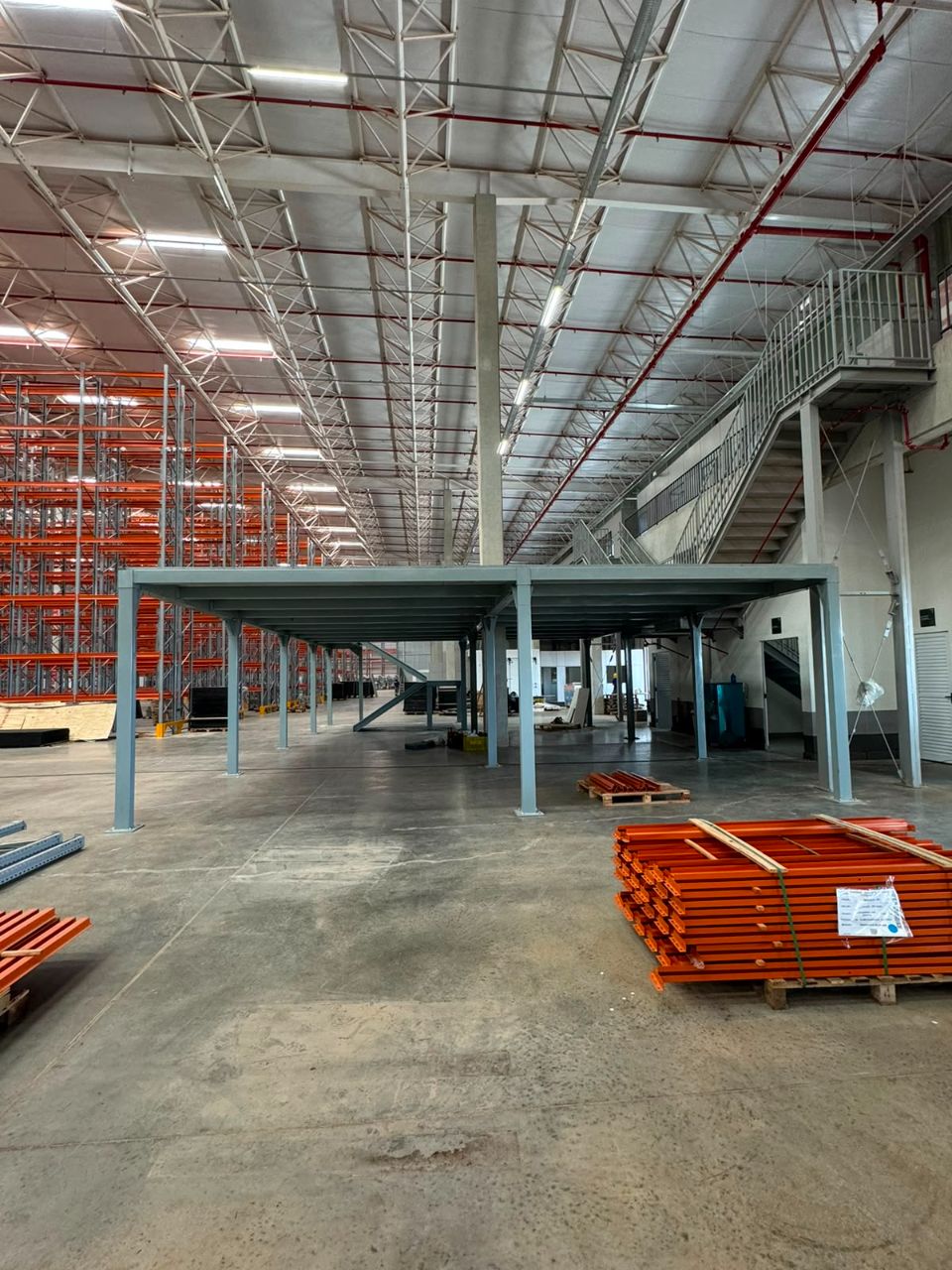 Mezanine metálico de grande porte em galpão logístico instalado pela Giga Projetos.