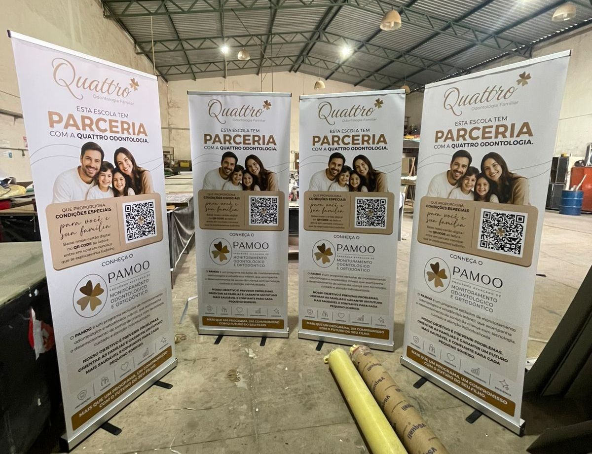 Conjunto de banners roll-up para divulgação institucional da Quattro Odontologia produzidos pela Giga Projetos.