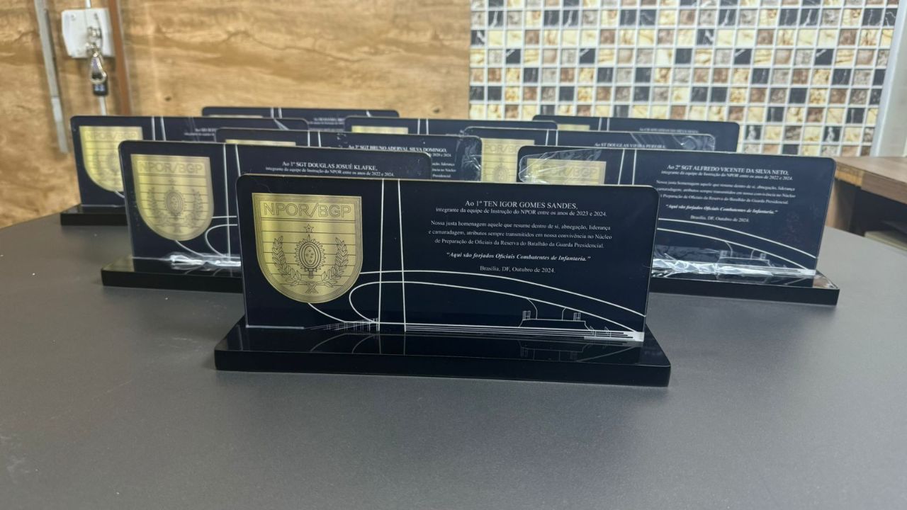 Conjunto de troféus em acrílico preto com gravação dourada para NPOR/BGP produzidos pela Giga Projetos.