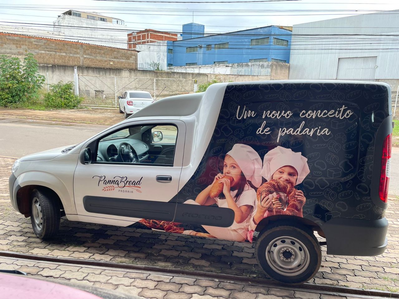 Envelopamento de veículo Fiorino com identidade visual da Panna Bread produzido pela Giga Projetos.